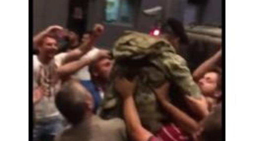 Vatandaşa Silah Doğrultmayan Asker Omuzlara Alındı