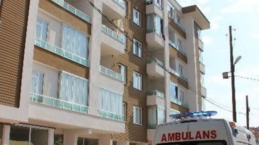 Apartmanın 5. Katından D&uuml;şen Yaşlı Kadın &Ouml;ld&uuml;