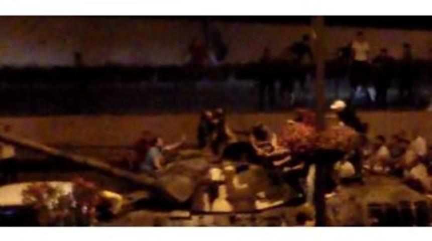 Cuntacı Hainler Tankları Vatandaşların &Uuml;zerine S&uuml;rd&uuml;