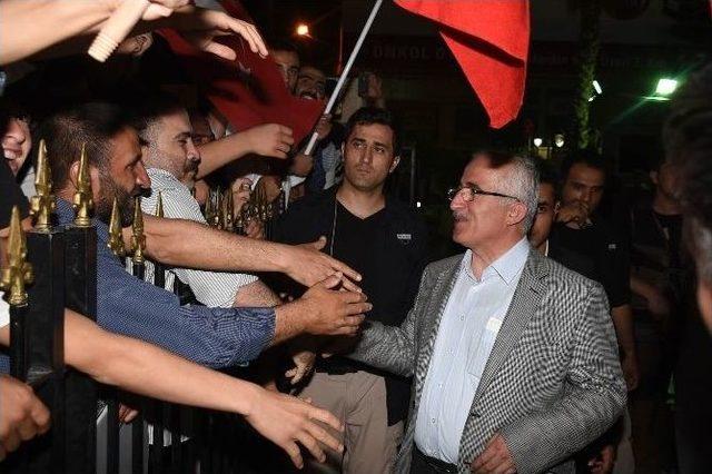 Şanlıurfa Valisi Demokrasi Nöbeti Tutan Vatandaşlarla Hitap Etti