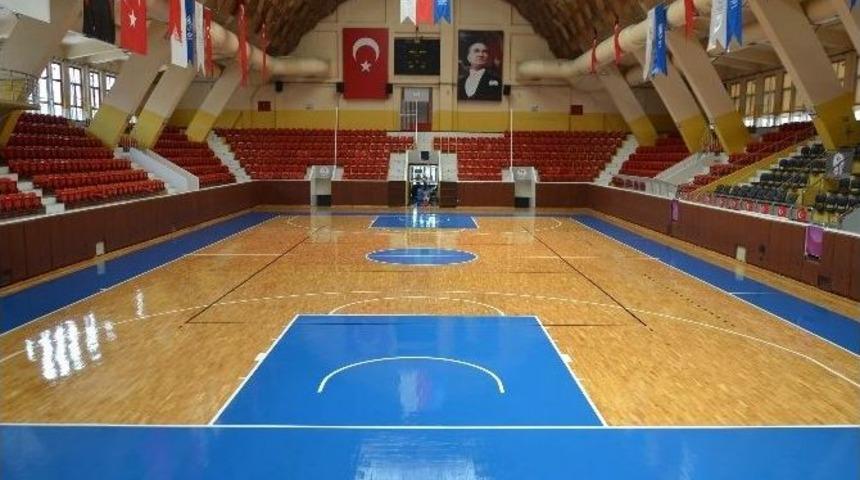 Menderes Spor Salonu Bakıma Alındı
