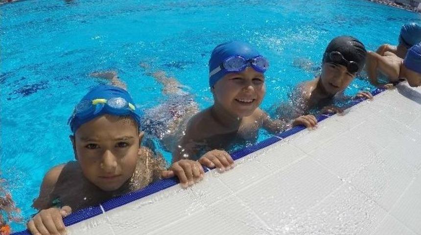 Bayraklı&rsquo;da Y&uuml;zme Havuzu Dolup Taşıyor