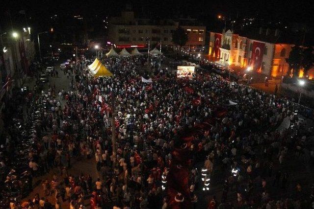 Kilis’te ’demokrasi Nöbeti’ Sürüyor