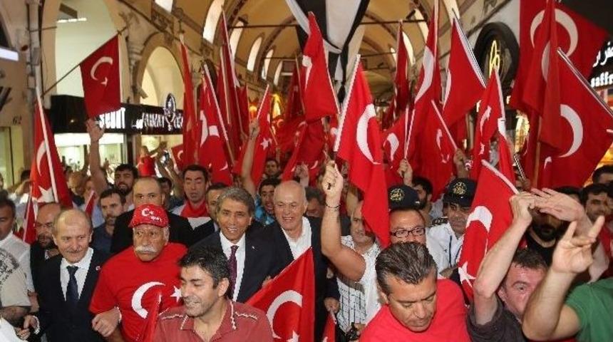 Kapalı&ccedil;arşı Esnafı Darbe Girişimini Protesto Etti