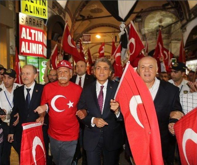 Kapalıçarşı Esnafı Darbe Girişimini Protesto Etti