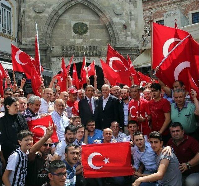 Kapalıçarşı Esnafı Darbe Girişimini Protesto Etti