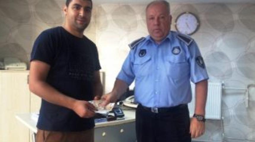 İzmit Zabıtası&rsquo;ndan Parasını Kaybeden Vatandaşa Yardım Eli