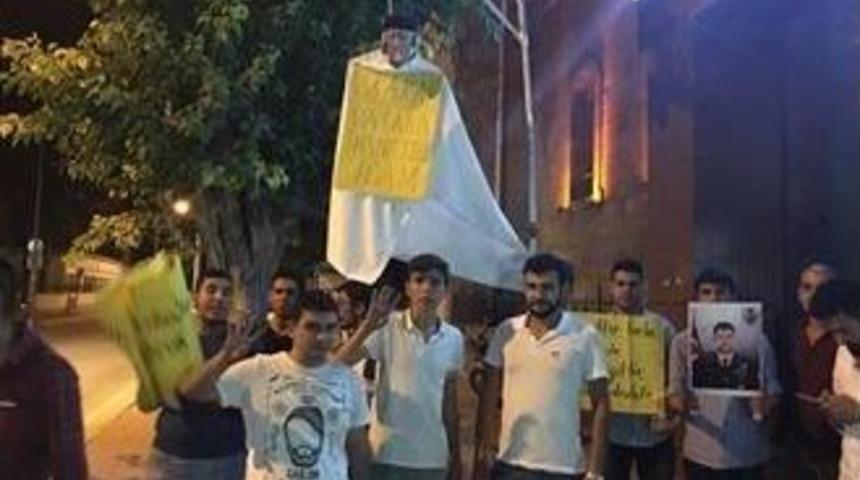 Niğdeliler Demokrasi N&ouml;betinde Fetullah G&uuml;len&rsquo;in Maketini Astı