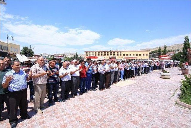 Darende’de Şehitler İçin Gıyabi Cenaze Namazı Kılındı