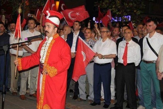 Giresun Valisi Hasan Karahan Demokrasi Nöbetine Devam Ediyor