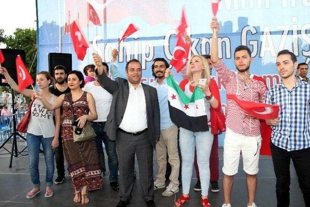 Demokrasi Nöbetinde Gaziantep Ve Suriyeli Gazetecilerden Anlamlı Destek