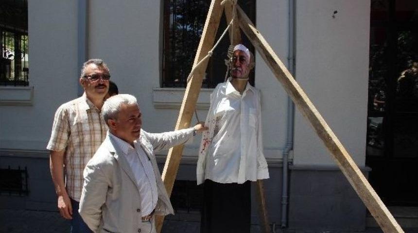 Fethullah G&uuml;len&rsquo;in Maketini Eskişehir&rsquo;de Dar Ağcına Astılar
