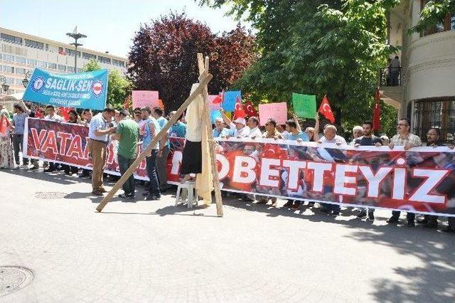 Fethullah Gülen’in Maketini Eskişehir’de Dar Ağcına Astılar