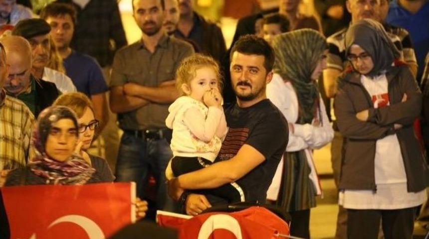 Bolu&rsquo;da Demokrasi N&ouml;beti G&ouml;zyaşlarıyla Ve Dualarla Devam Etti