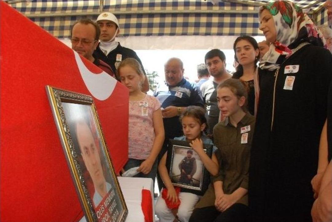 Darbe Şehidi &Ouml;zel Harekat Polisi Kızlarının Babalarına En Acı Vedası