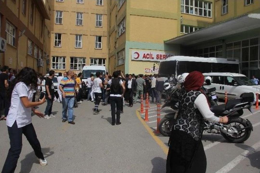 Vatandaşlar G&ouml;zaltındaki Hakim, Savcı Ve &Ouml;ğretim &Uuml;yelerini Lin&ccedil; Etmek İstedi