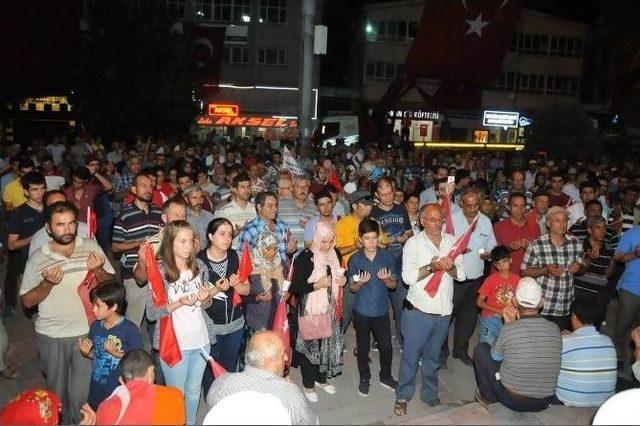 Akşehir Belediyesi’nden Demokrasi Nöbeti Bekleyenlere İkram