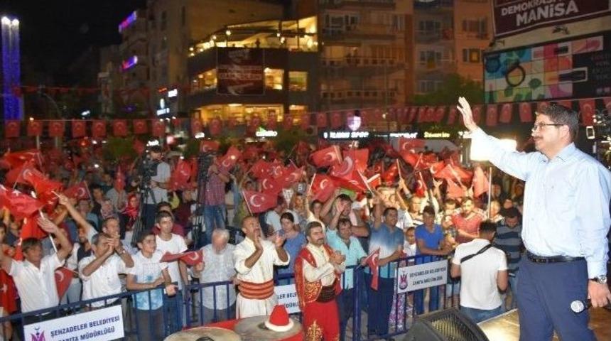 Manisa Demokrasiye Sahip &Ccedil;ıkmaya Devam Ediyor