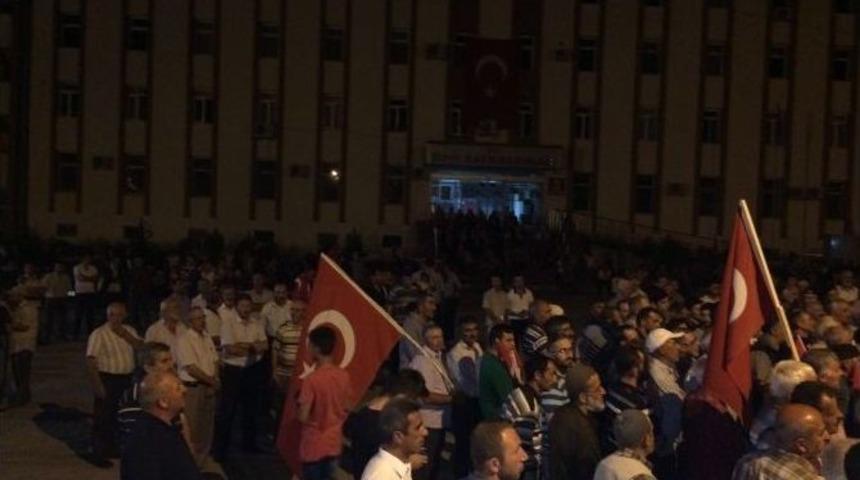 İspir’de 10 Bin Kişi Demokrasi Nöbetinde