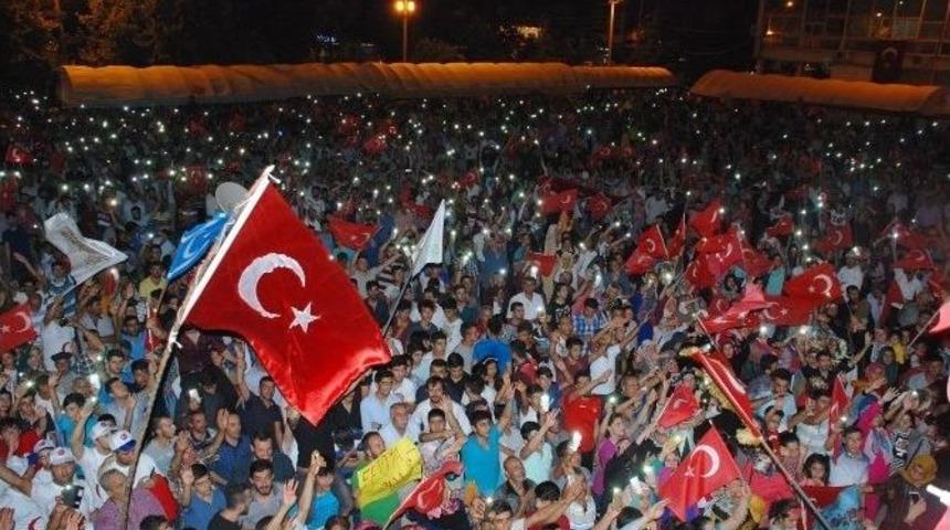 Adıyaman&rsquo;da On Binler Demokrasi N&ouml;betini Bırakmıyor