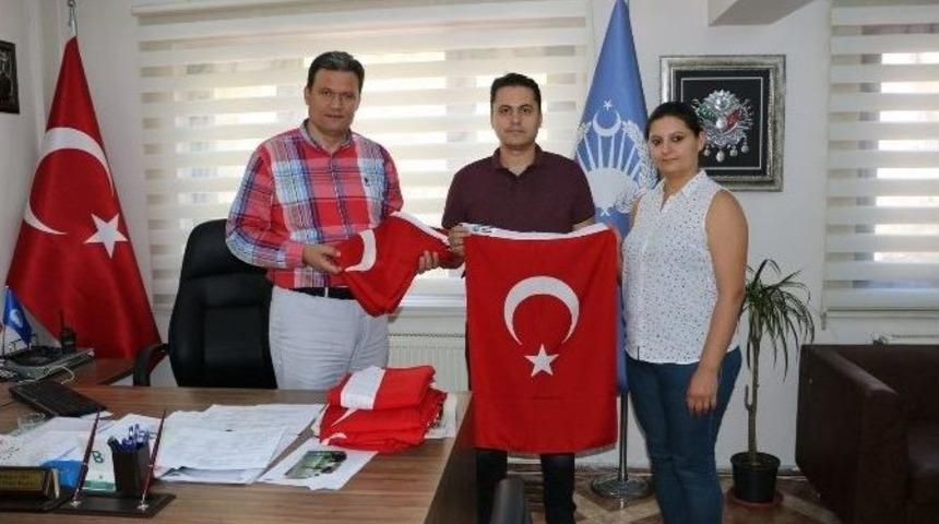 B&uuml;y&uuml;kşehir Zabıtasından Bayrak Desteği