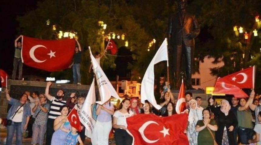 Ayvalık&rsquo;ta 10. Yıl Marşı Ve Kalpaklı Atat&uuml;rk Bayraklarıyla Vatan N&ouml;beti