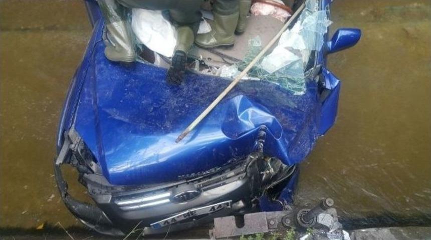 Otomobil Sulama Kanalına U&ccedil;tu: 2 Yaralı