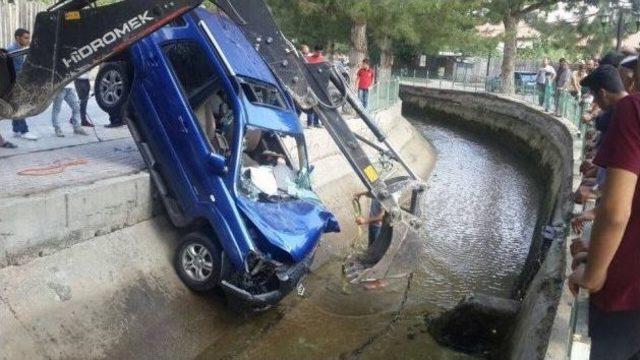 Otomobil Sulama Kanalına Uçtu: 2 Yaralı