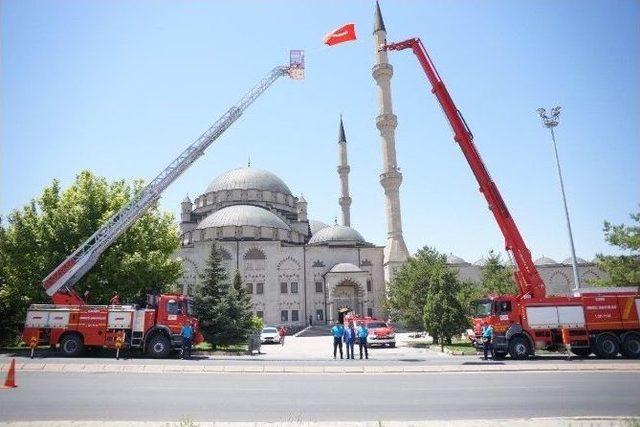 Şehitler İçin Eller Semaya Kalktı