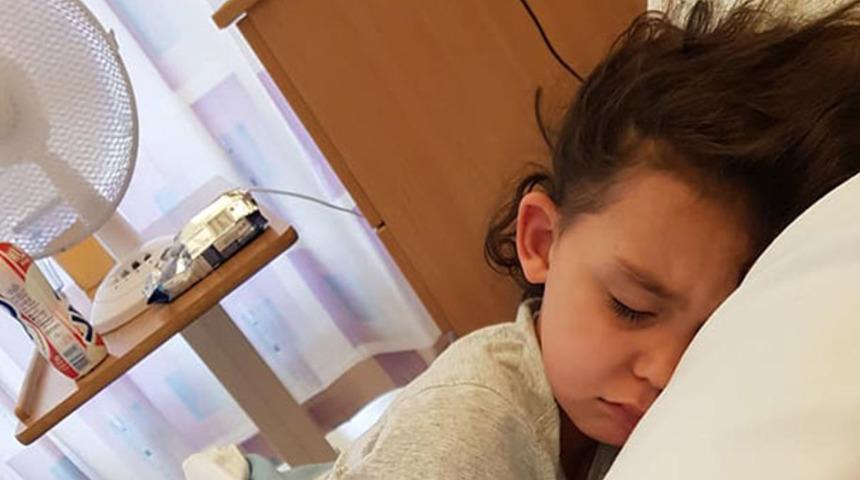 Çıplak ayakla ayakkabı deneyen çocuk hastanelik oldu!