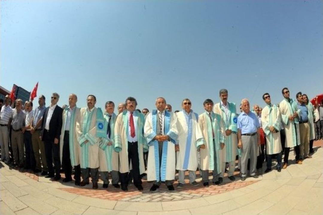 Akademisyenler C&uuml;bbeleriyle Y&uuml;r&uuml;d&uuml;