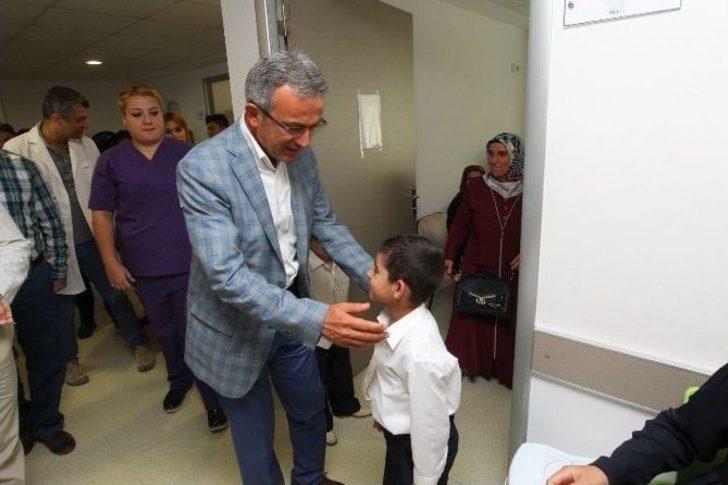 Başkan Köşker, Sünnet Olan Çocukları Ziyaret Etti