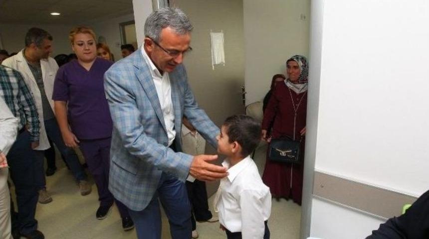 Başkan K&ouml;şker, S&uuml;nnet Olan &Ccedil;ocukları Ziyaret Etti