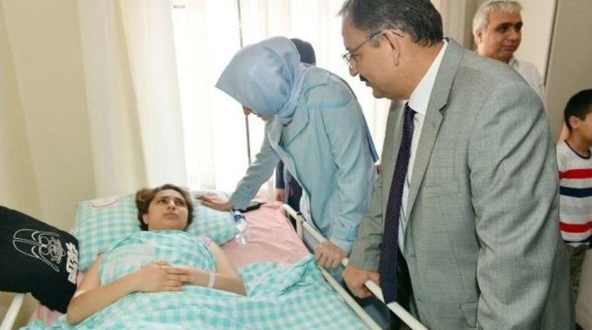 &Ccedil;evre Ve Şehircilik Bakanı &Ouml;zhaseki Yaralıları Ziyaret Etti