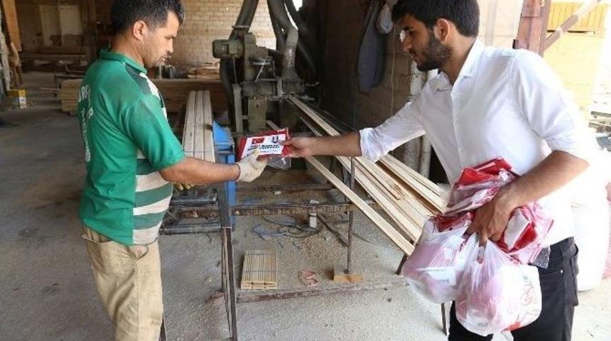 Karaman Belediyesi Vatandaşlara T&uuml;rk Bayrağı Dağıttı