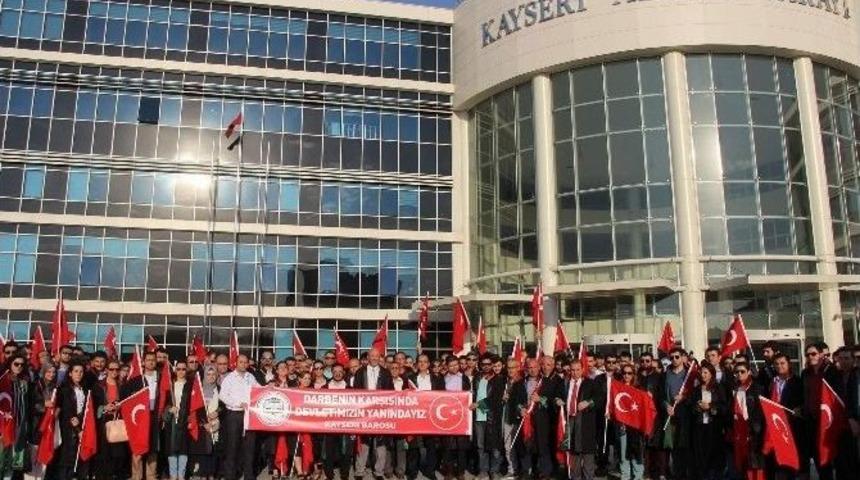 Avukatlardan Demokrasi Y&uuml;r&uuml;y&uuml;ş&uuml;