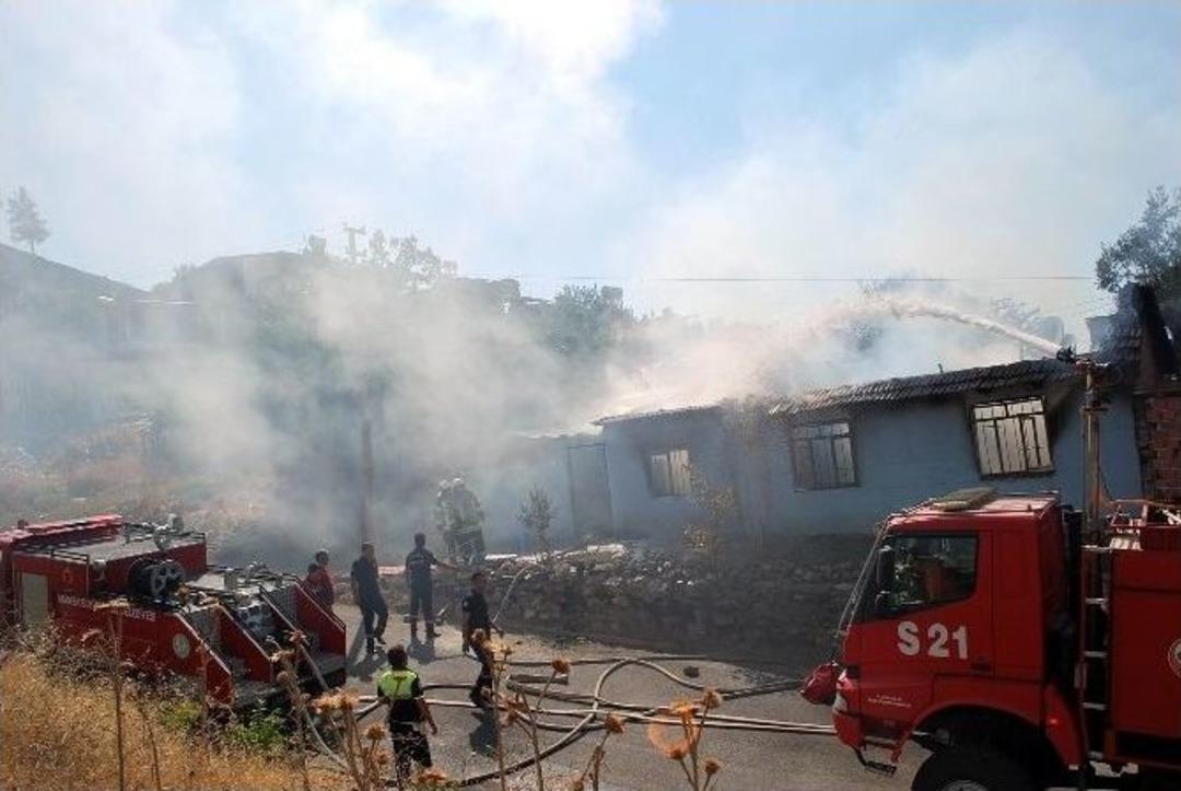 Salihli&rsquo;de Tek Katlı Ev K&uuml;l Oldu