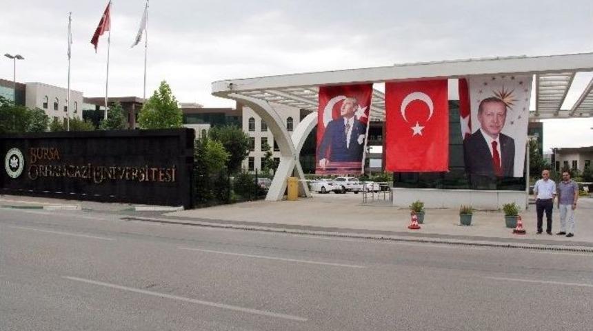 Orhangazi &Uuml;niversitesi&rsquo;nin Kapısına Cumhurbaşkanı Erdoğan&rsquo;ın Fotoğrafı Asıldı