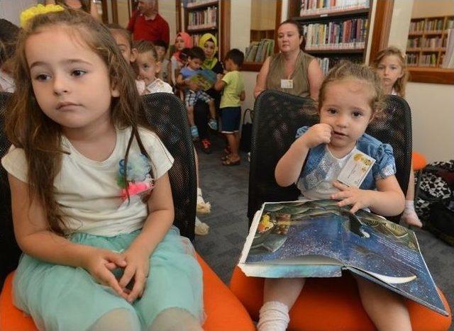 Bozbey Çocuklara Kitap Okudu