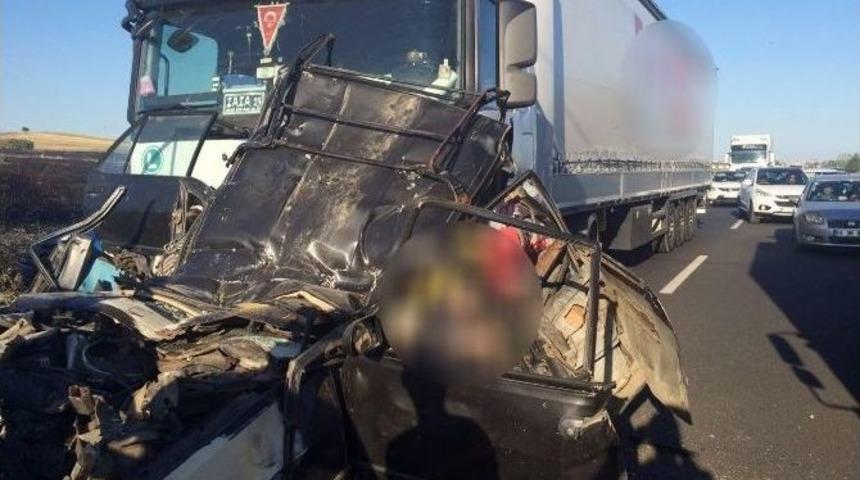 Otomobil,iki Tır&rsquo;ın Arasında Kaldı: 5 &Ouml;l&uuml;