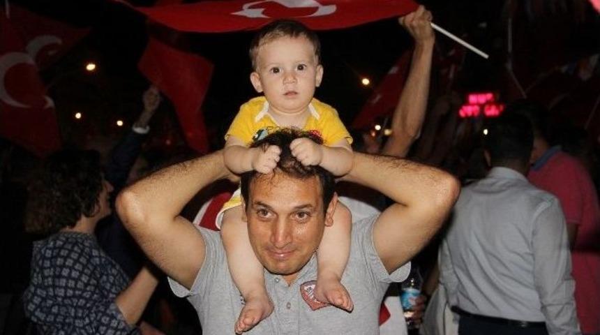 Diyarbakır&rsquo;daki Demokrasi N&ouml;betine 11 Aylık Muhammed Bebek De Ailesiyle Katıldı