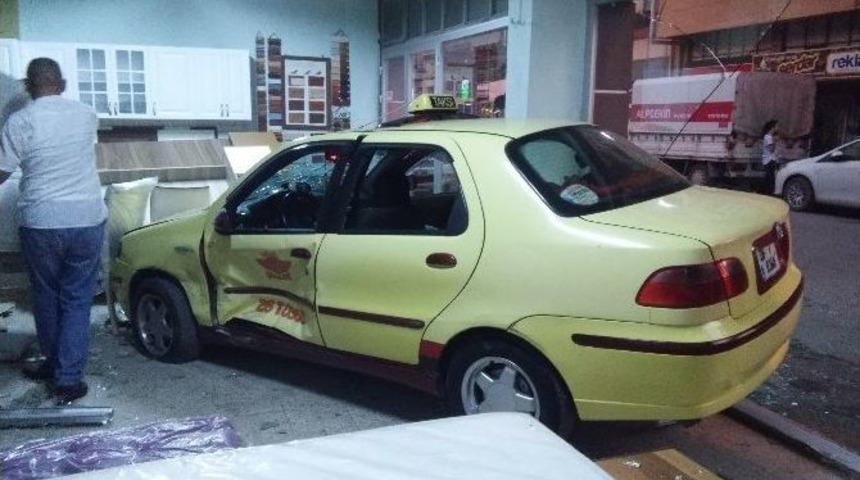Ticari Taksi Mobilya D&uuml;kkanına Girdi: 5 Yaralı