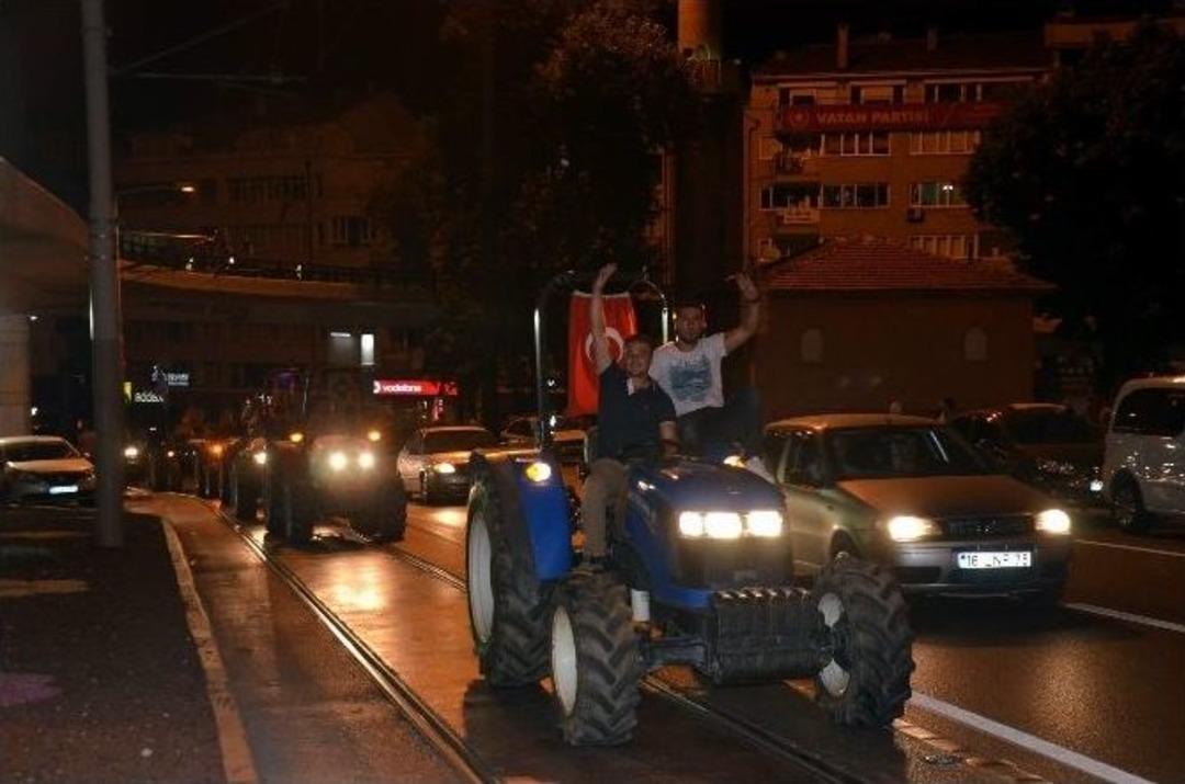 Trakt&ouml;rler Şehre İndi