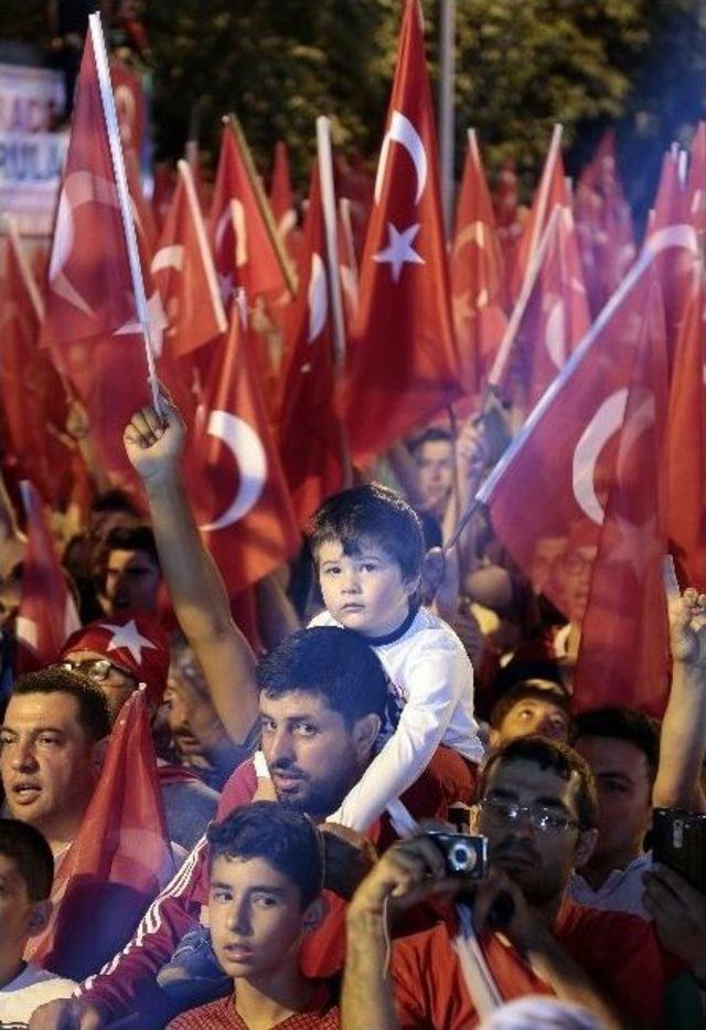 Nevşehir’de Vatandaşlar Demokrasi Nöbetine Devam Ediyor