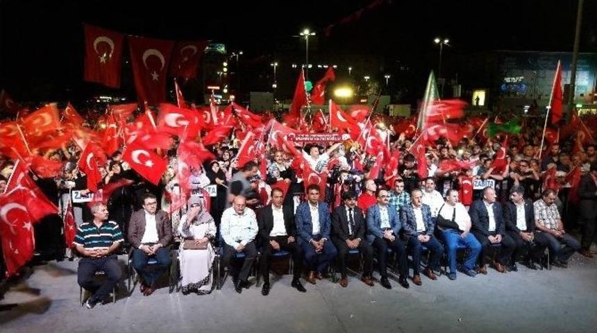 Bağcılar&rsquo;da On Binlerce Kişi Demokrasi Şehitlerini Andı