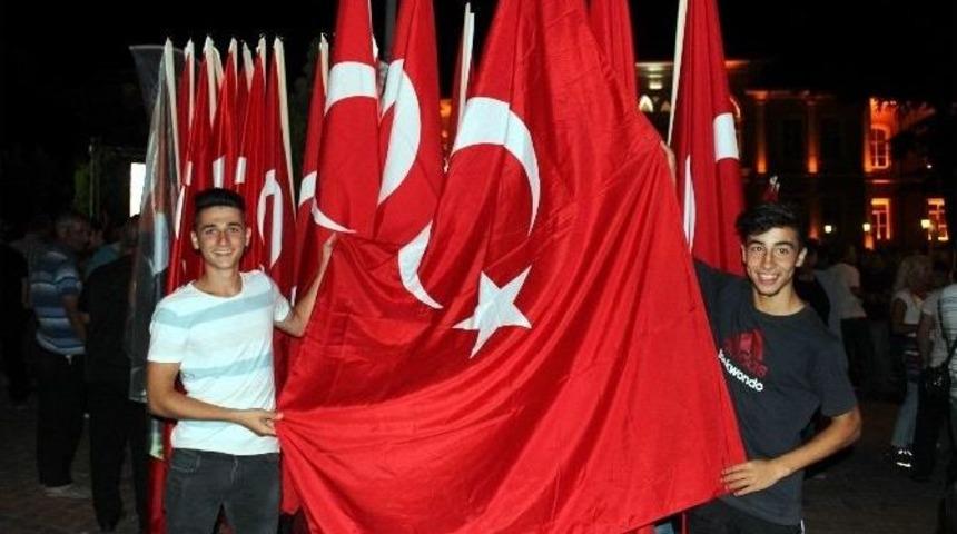 Darbe Girişimi Bayrak Satışlarını Patlattı
