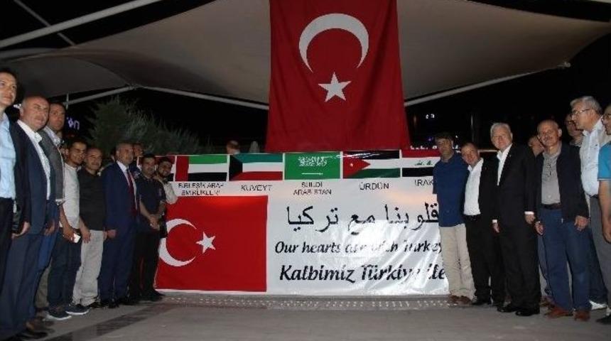 Arap D&uuml;nyasından Demokrasi N&ouml;betine Pankartlı Destek