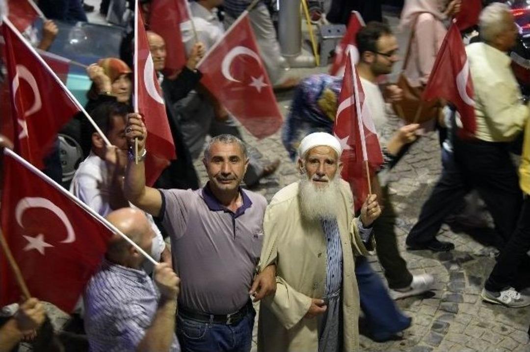 G&uuml;m&uuml;şhane&rsquo;de Binlerce Kişinin Katılımıyla &lsquo;demokrasi Y&uuml;r&uuml;y&uuml;ş&uuml;&rsquo; Ger&ccedil;ekleştirildi