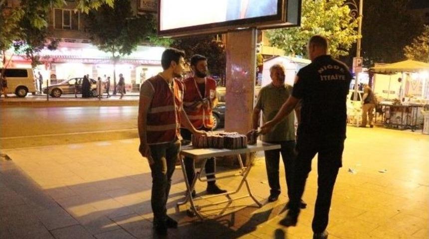 Niğde Kızılay Şubesi Darbeye Karşı N&ouml;bet Tutan Vatandaşa 3 Bin Meyve Suyu