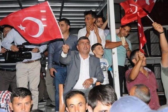 Niğde Belediyesi Demokrasi Nöbeti Tutan Vatandaşın Yanında